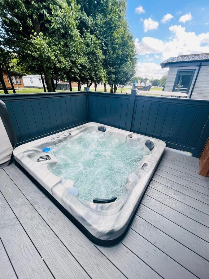 Fir Tree Lodge With Hot Tub York Exteriör bild