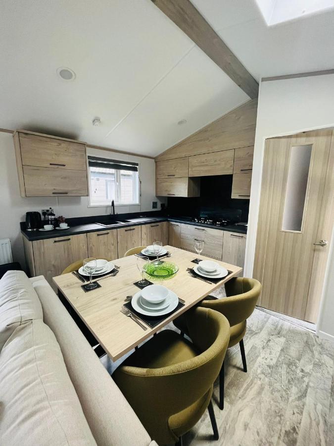 Fir Tree Lodge With Hot Tub York Exteriör bild