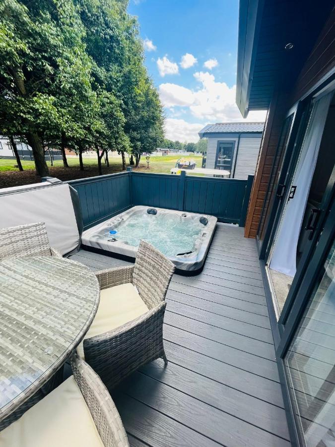 Fir Tree Lodge With Hot Tub York Exteriör bild